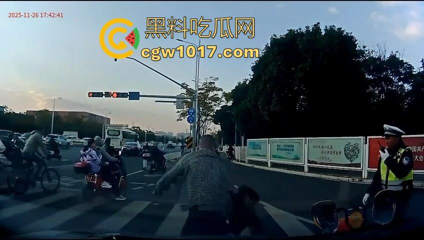 云南街头拳击赛火爆开打!1米8大哥被爆冷击败,旁边还带个穿绿马甲的裁判观赛,能动手就动手好吧!
