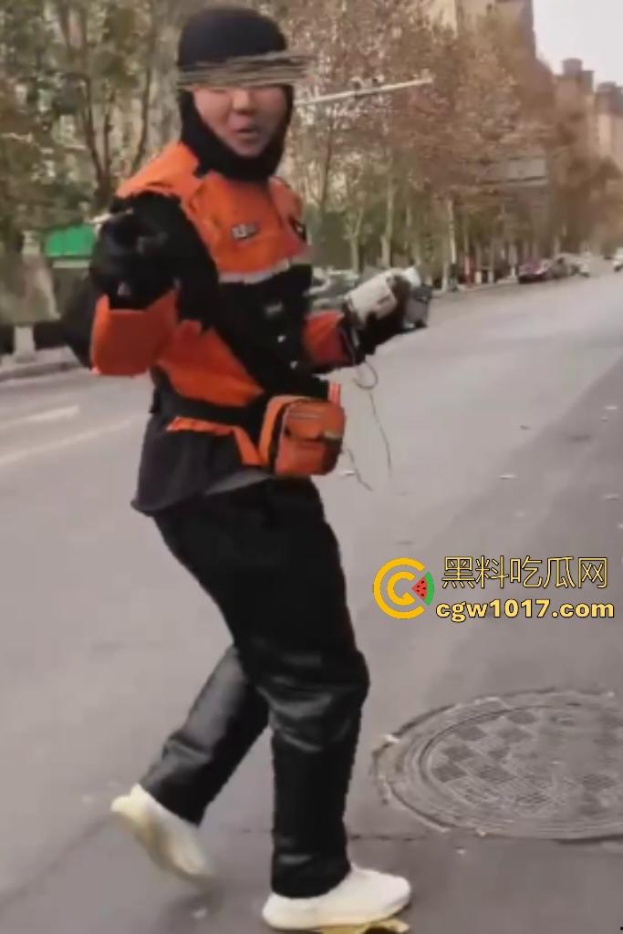 老八婆偷外卖被抓现行,语出惊人耍赖对着镜头吼“外卖小哥看上我了,相中我B贵不贵”,外卖小哥带着面罩都觉得羞耻!