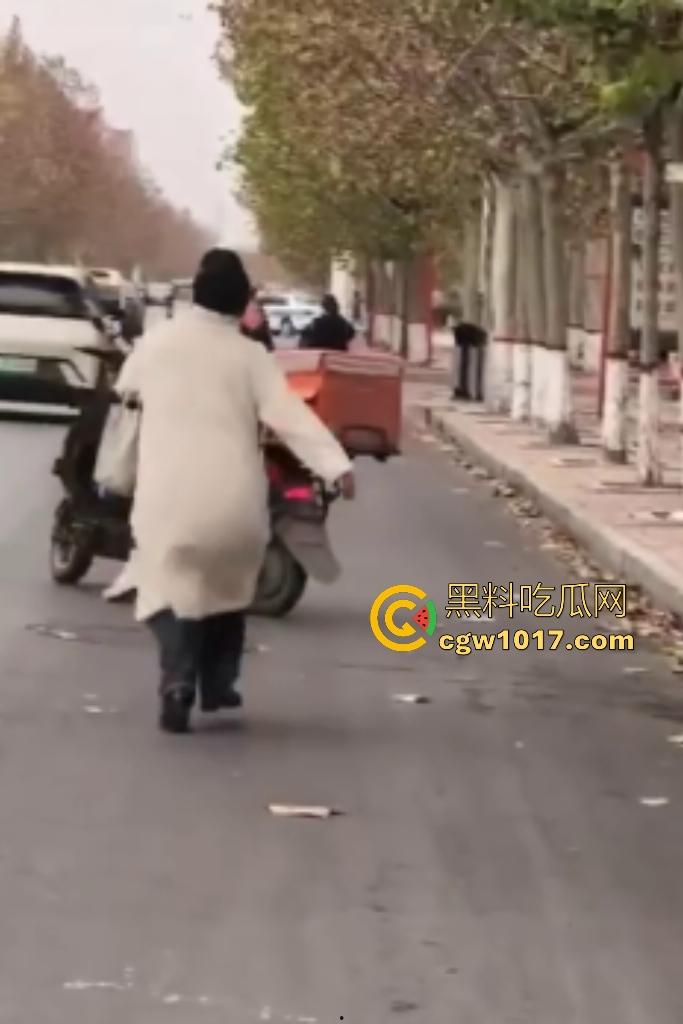 老八婆偷外卖被抓现行,语出惊人耍赖对着镜头吼“外卖小哥看上我了,相中我B贵不贵”,外卖小哥带着面罩都觉得羞耻!