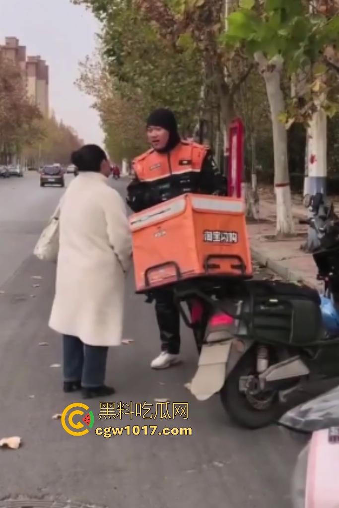 老八婆偷外卖被抓现行,语出惊人耍赖对着镜头吼“外卖小哥看上我了,相中我B贵不贵”,外卖小哥带着面罩都觉得羞耻!