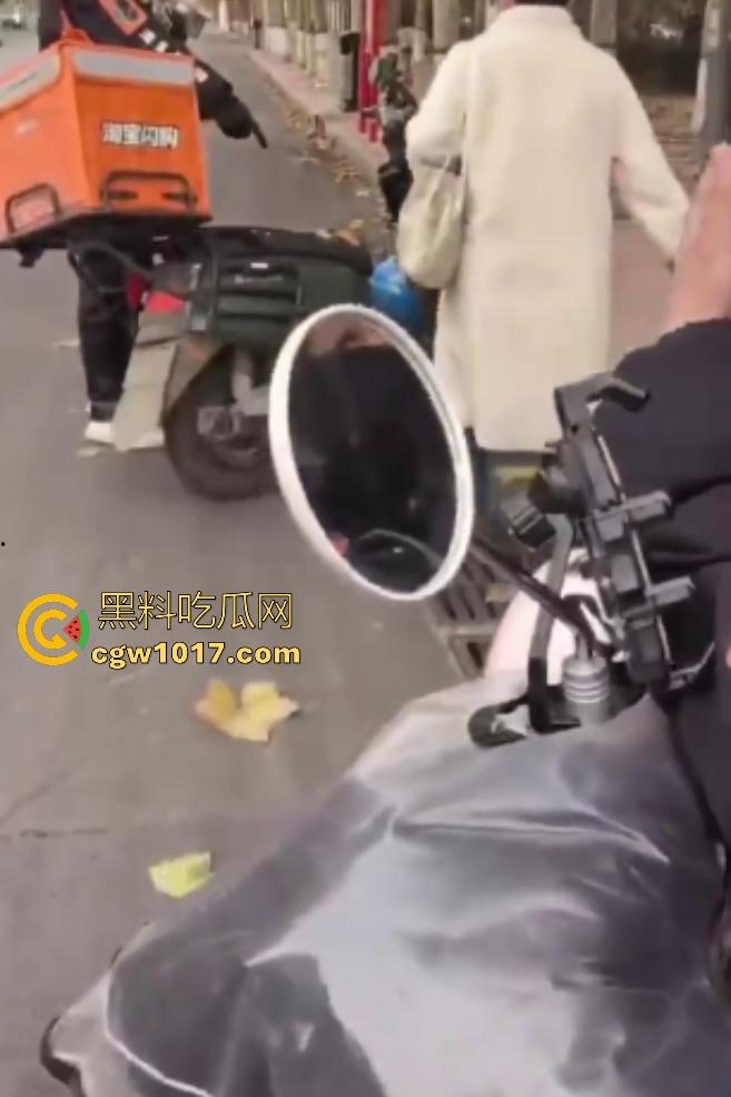 老八婆偷外卖被抓现行,语出惊人耍赖对着镜头吼“外卖小哥看上我了,相中我B贵不贵”,外卖小哥带着面罩都觉得羞耻!