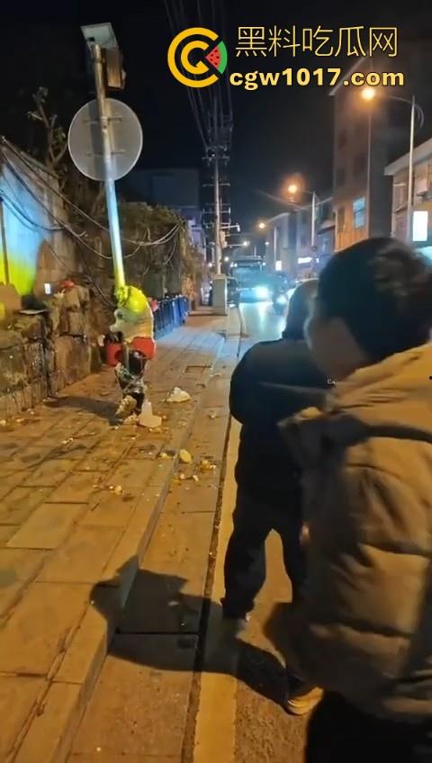 低俗婚闹特色文化？把新郎捆绑到马路栏杆上，三五好友扔鸡蛋牛奶，很好奇这是哪个地方的陋习啊？