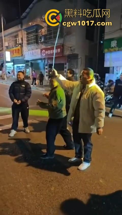 低俗婚闹特色文化？把新郎捆绑到马路栏杆上，三五好友扔鸡蛋牛奶，很好奇这是哪个地方的陋习啊？