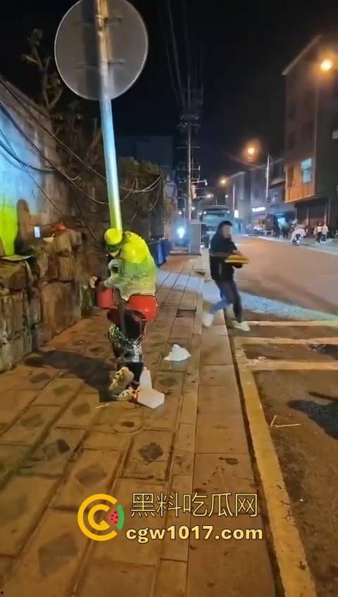 低俗婚闹特色文化？把新郎捆绑到马路栏杆上，三五好友扔鸡蛋牛奶，很好奇这是哪个地方的陋习啊？