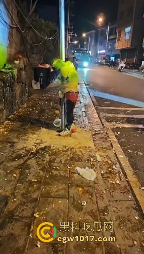 低俗婚闹特色文化？把新郎捆绑到马路栏杆上，三五好友扔鸡蛋牛奶，很好奇这是哪个地方的陋习啊？