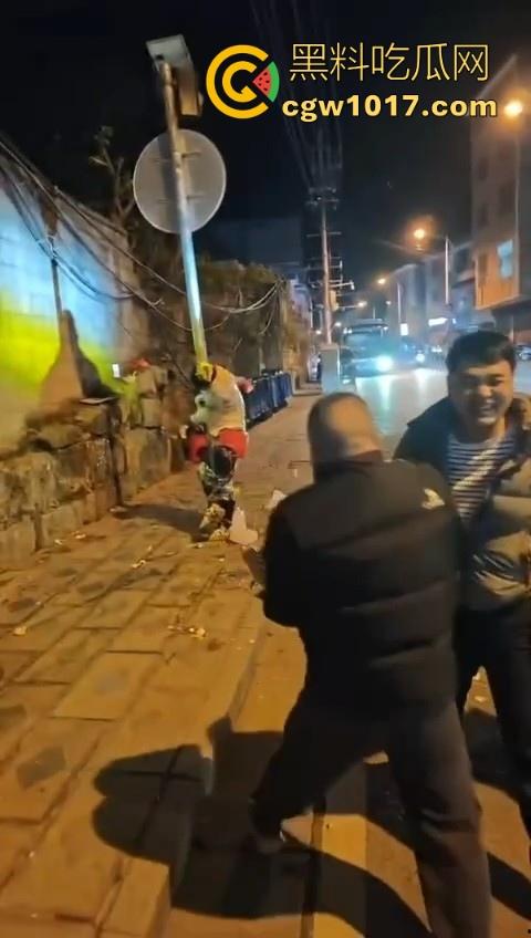 低俗婚闹特色文化？把新郎捆绑到马路栏杆上，三五好友扔鸡蛋牛奶，很好奇这是哪个地方的陋习啊？