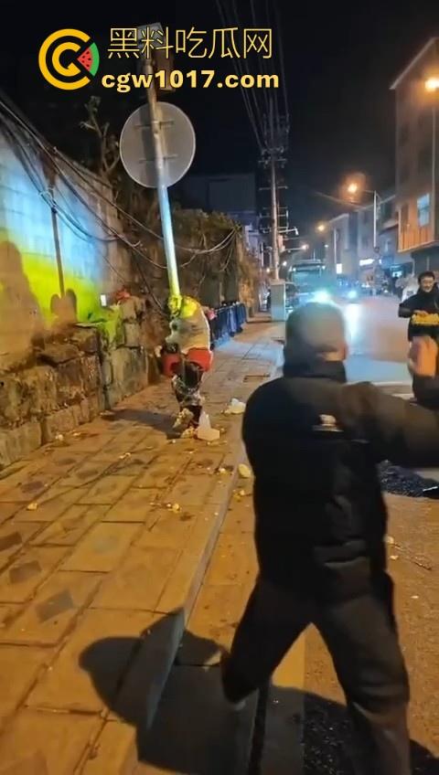 低俗婚闹特色文化？把新郎捆绑到马路栏杆上，三五好友扔鸡蛋牛奶，很好奇这是哪个地方的陋习啊？