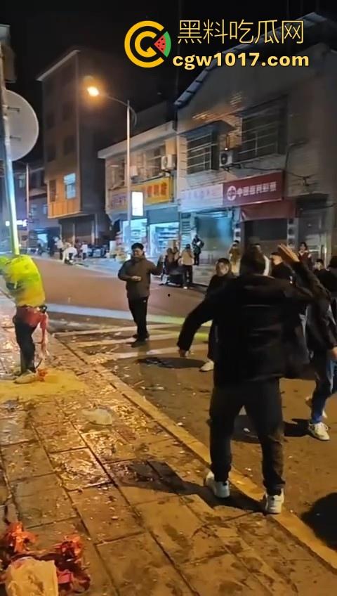 低俗婚闹特色文化？把新郎捆绑到马路栏杆上，三五好友扔鸡蛋牛奶，很好奇这是哪个地方的陋习啊？