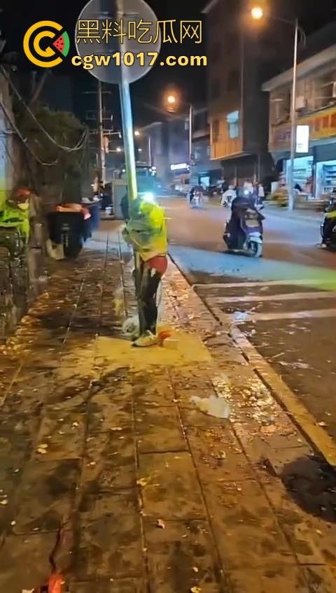 低俗婚闹特色文化？把新郎捆绑到马路栏杆上，三五好友扔鸡蛋牛奶，很好奇这是哪个地方的陋习啊？