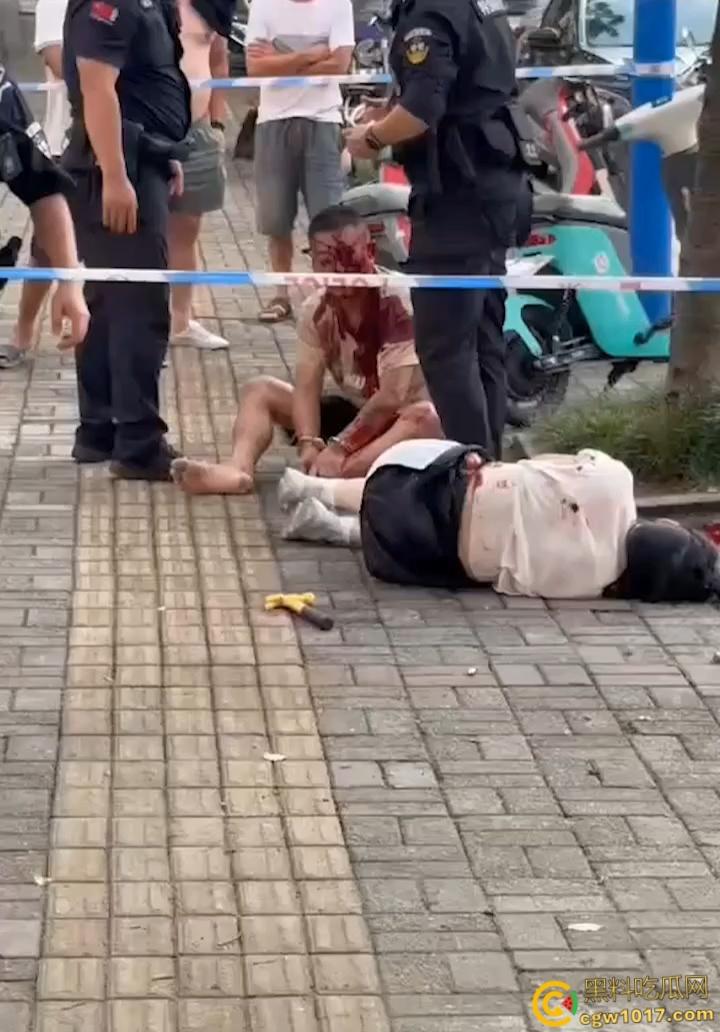 自古奸情出人命，佛山章柃小区已婚少妇偷情被当场抓奸，原配老公直接持刀砍杀两人，街头弥漫着血腥味。