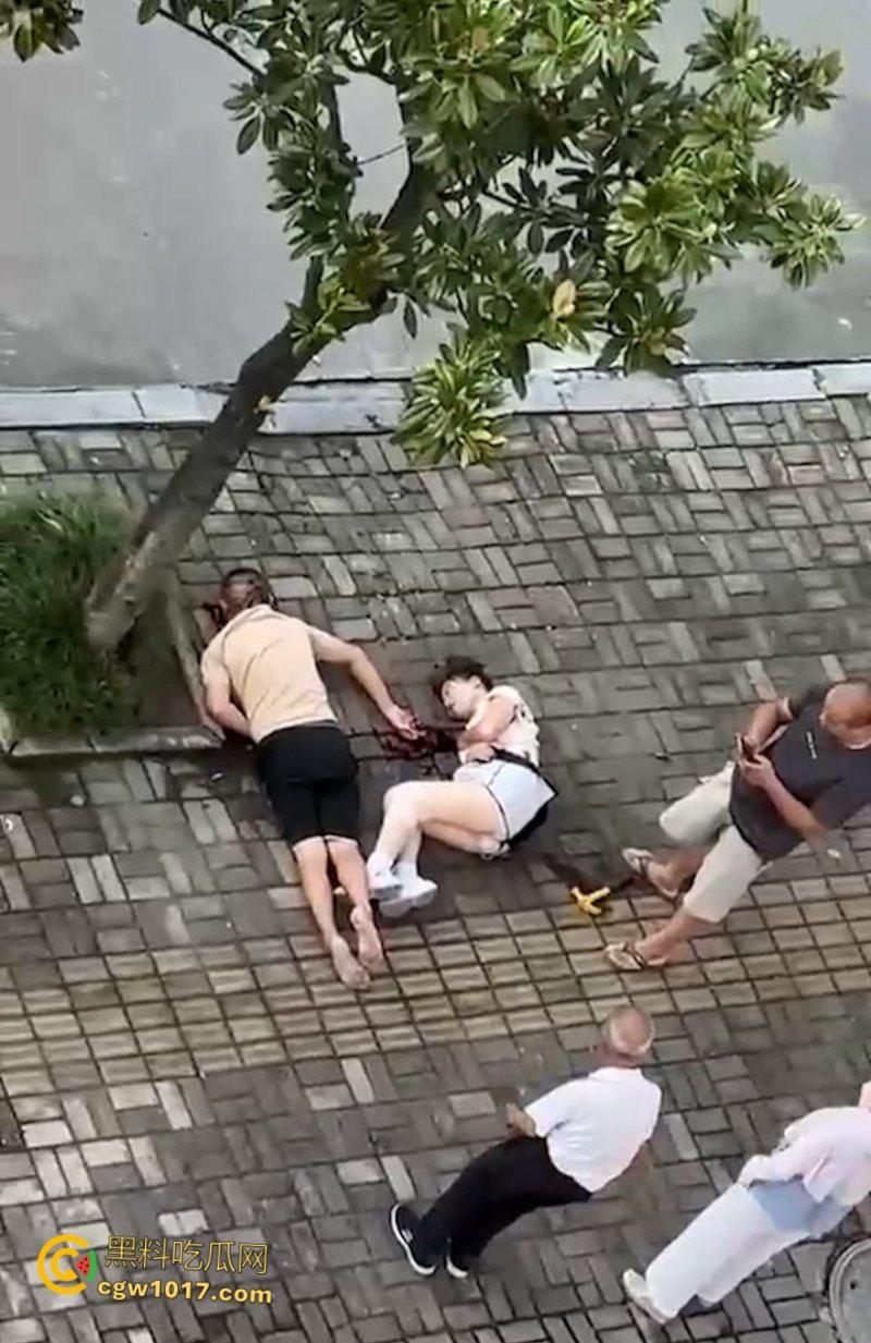 自古奸情出人命，佛山章柃小区已婚少妇偷情被当场抓奸，原配老公直接持刀砍杀两人，街头弥漫着血腥味。