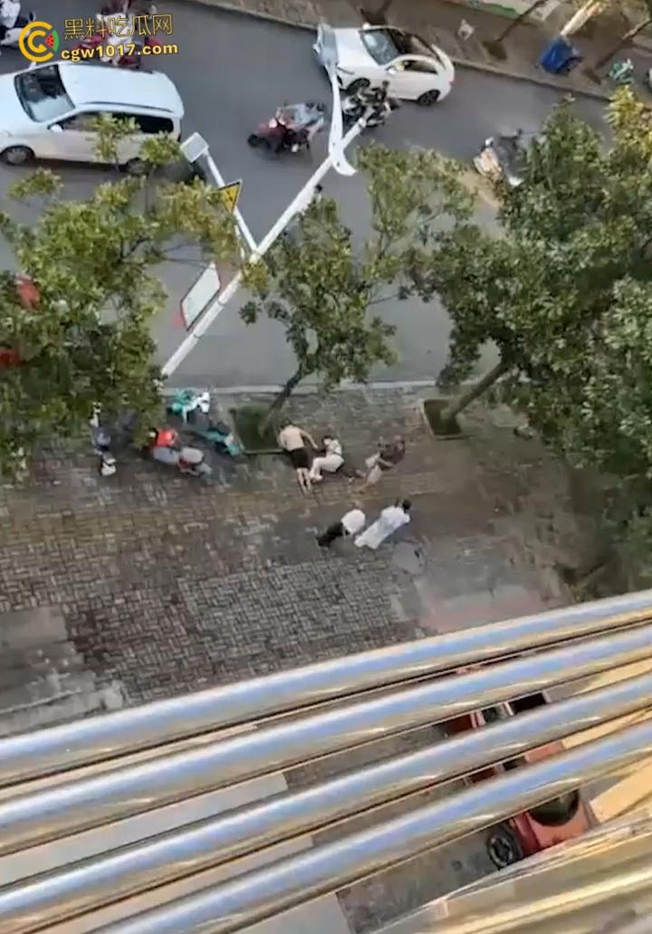 自古奸情出人命，佛山章柃小区已婚少妇偷情被当场抓奸，原配老公直接持刀砍杀两人，街头弥漫着血腥味。