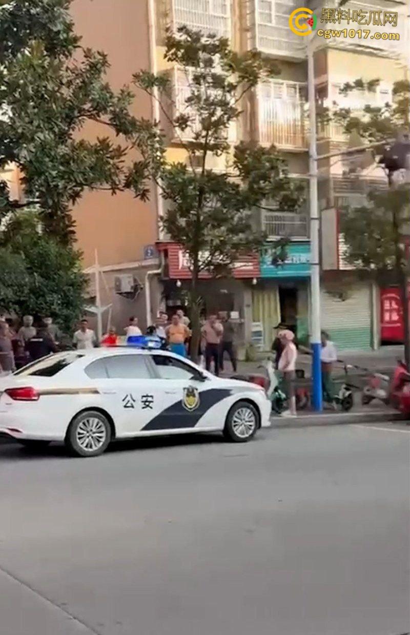 自古奸情出人命，佛山章柃小区已婚少妇偷情被当场抓奸，原配老公直接持刀砍杀两人，街头弥漫着血腥味。