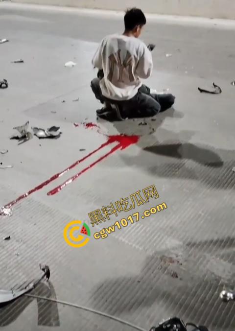 普宁市血腥车祸现场曝光!摩托车被撞飞,车主血流一地,惨不忍睹,幸存者惨叫声撕心裂肺,围观者目无法直视!