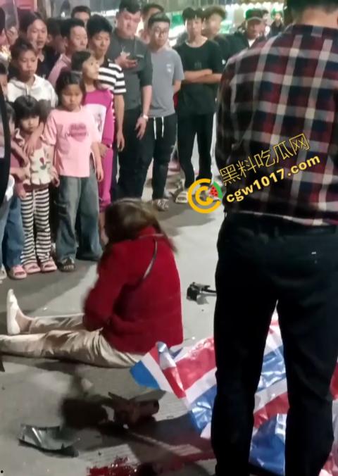 普宁市血腥车祸现场曝光!摩托车被撞飞,车主血流一地,惨不忍睹,幸存者惨叫声撕心裂肺,围观者目无法直视!