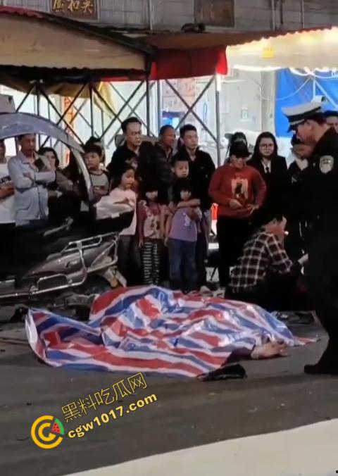 普宁市血腥车祸现场曝光!摩托车被撞飞,车主血流一地,惨不忍睹,幸存者惨叫声撕心裂肺,围观者目无法直视!