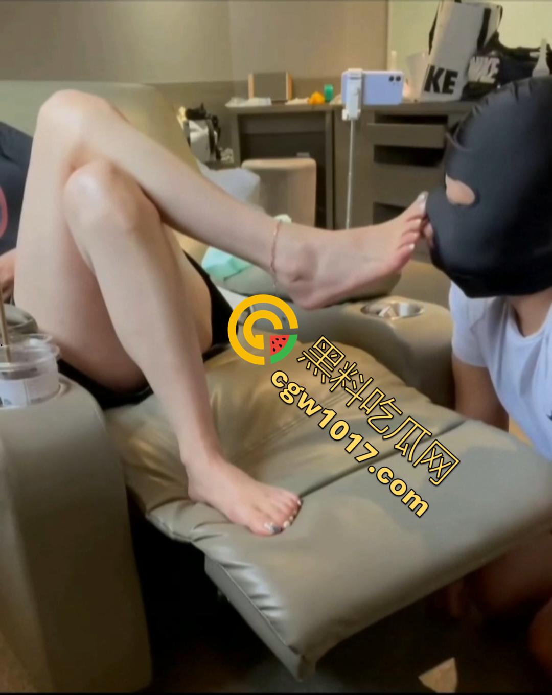 【艾彩女王】最新原创调教男奴!高跟踩脸,舌头清洗脚趾 男奴舔到射精求女王放过!