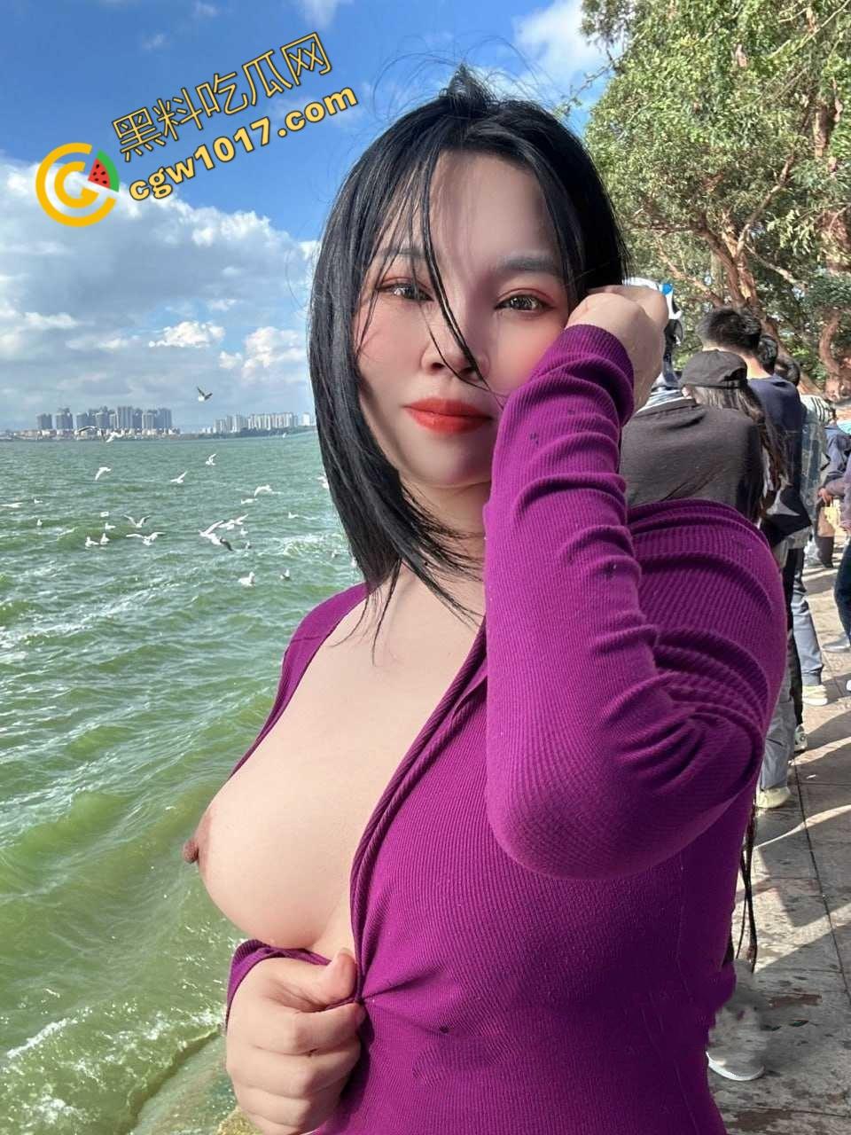 湖南爆乳美人户外大胆露奶,火辣身材勾魂摄魄,绿帽老公疯狂拍下春光无限,骚穴淫声连连,男人看了一定哈喇子狂流!