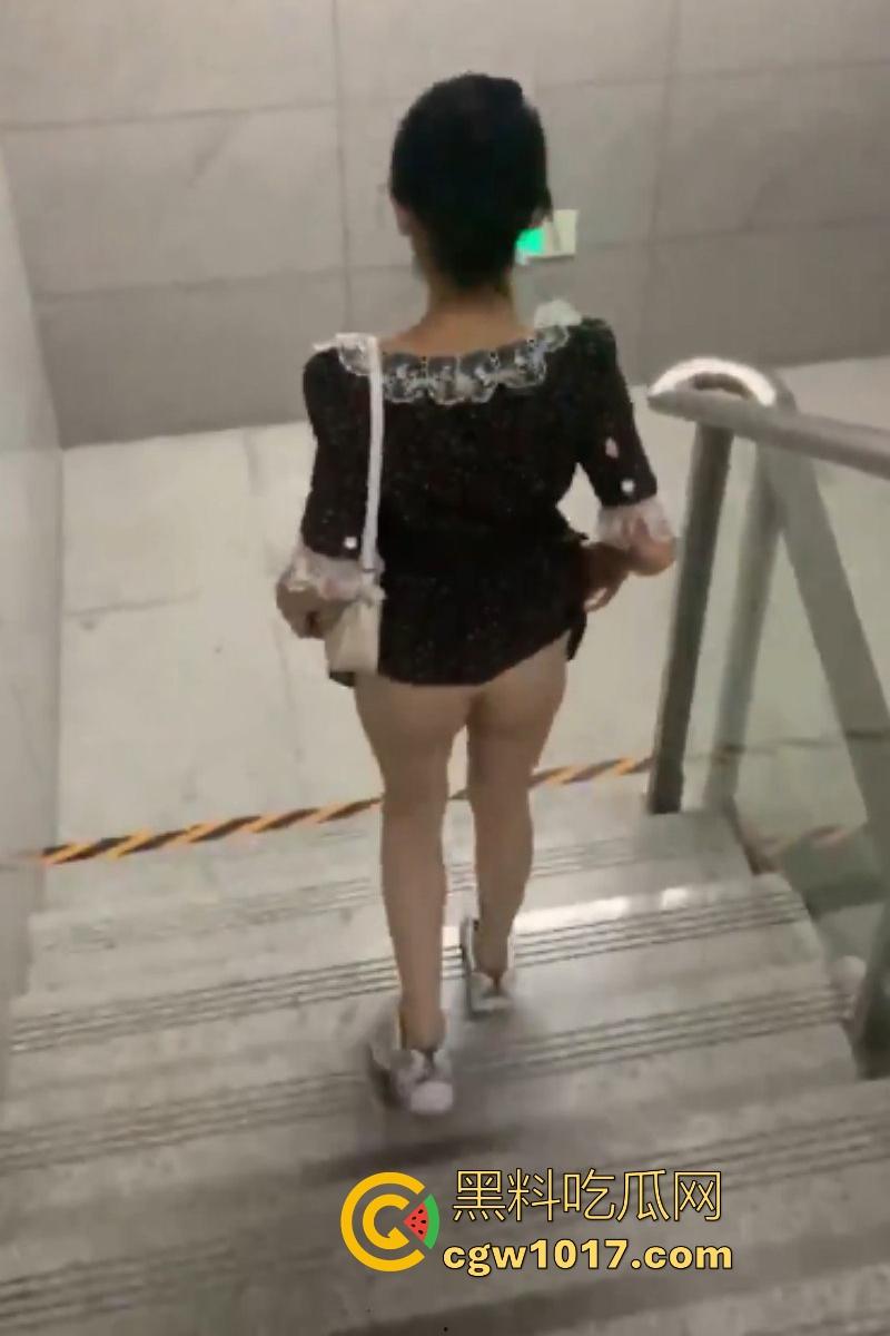 让我们一起欣赏一只合格名媛母狗的调教过程,走廊撅臀爬行户外露穴,浴缸放尿口交深喉,可谓是样样精通!