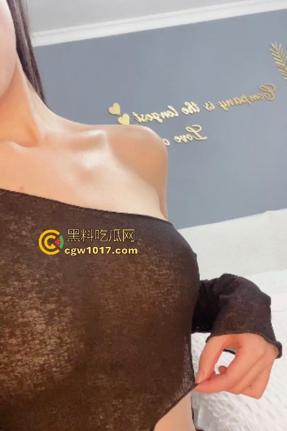 只因门卫小伙裤裆挺起,美容院少妇就看上了,第一视角骑乘后入蜜臀,没见过世面的小伙手机只好录像给兄弟伙看!