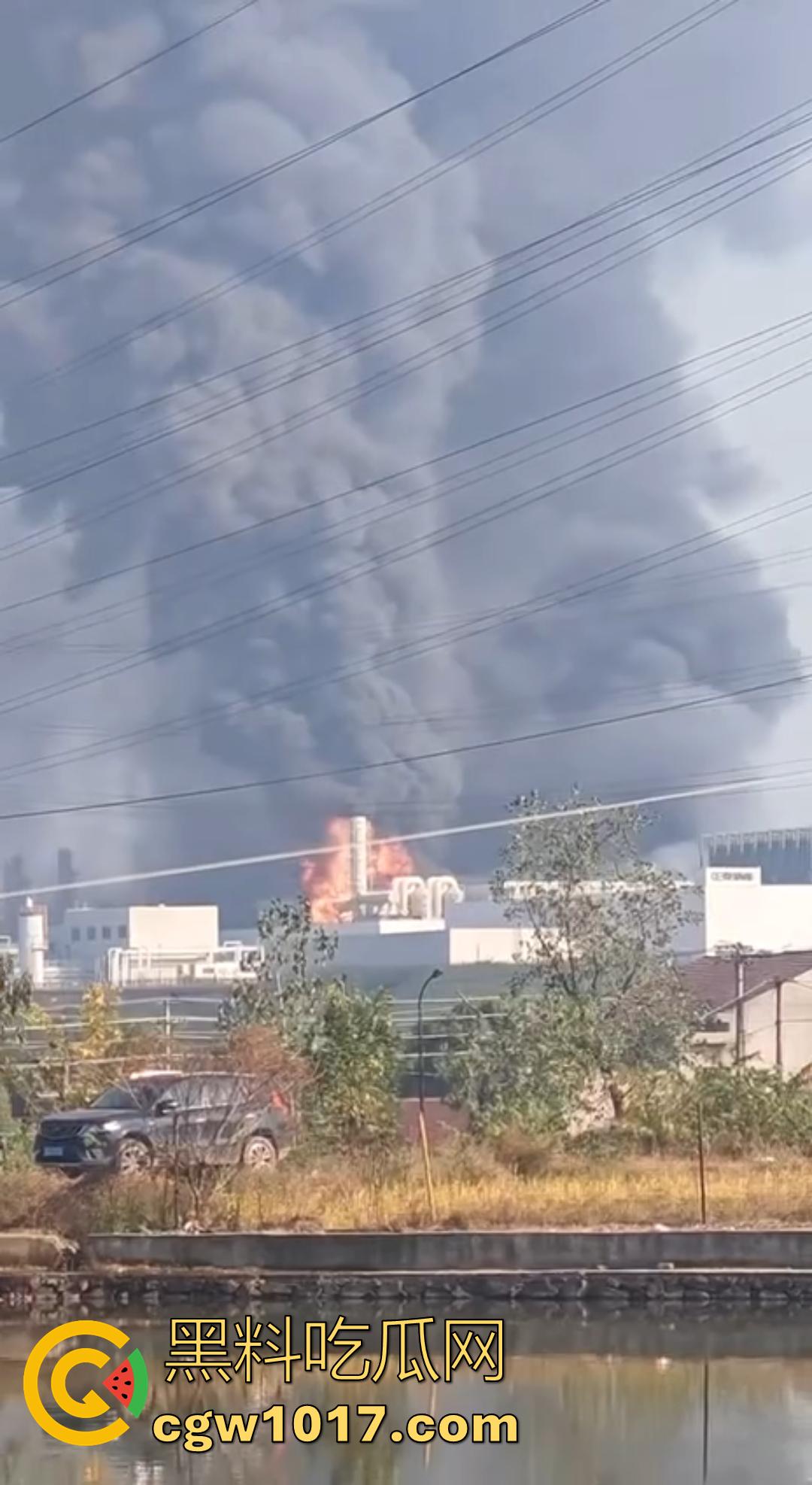 义乌光伏巨头正泰新能厂突发大火 赤岸镇浓烟冲天 全市消防出动几十车救火 全城围观!