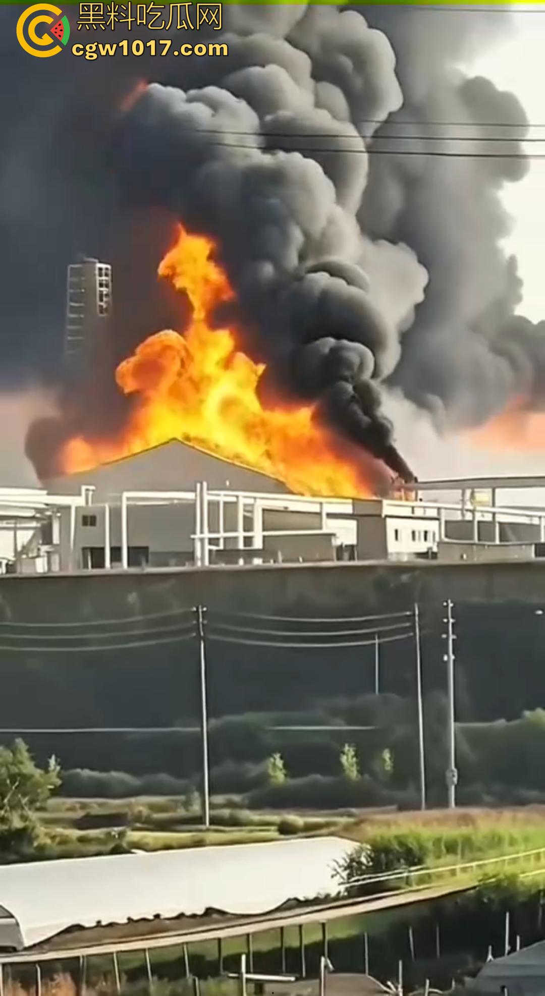 义乌光伏巨头正泰新能厂突发大火 赤岸镇浓烟冲天 全市消防出动几十车救火 全城围观!