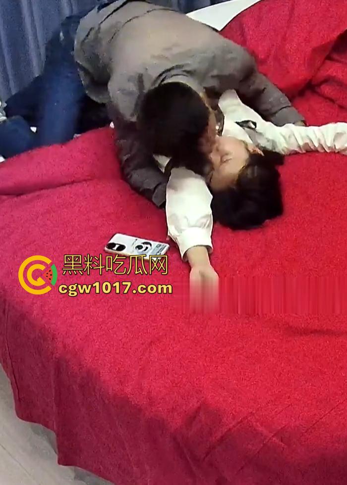 酒店针孔实拍 高颜妹子约炮翻车!男友30秒缴械,衣服没脱完就射了!