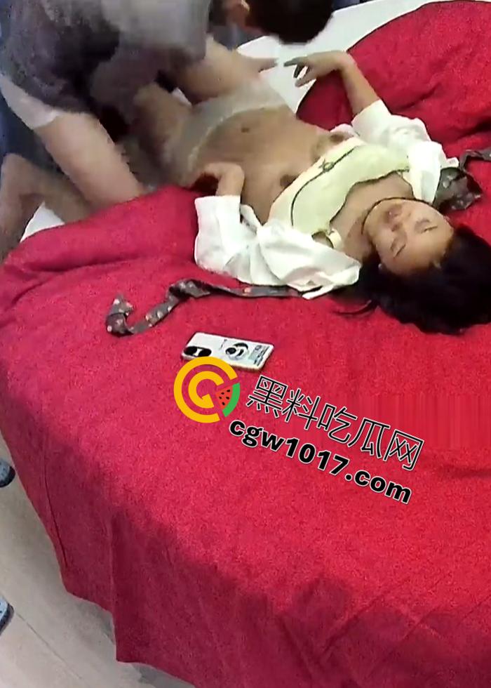 酒店针孔实拍 高颜妹子约炮翻车!男友30秒缴械,衣服没脱完就射了!