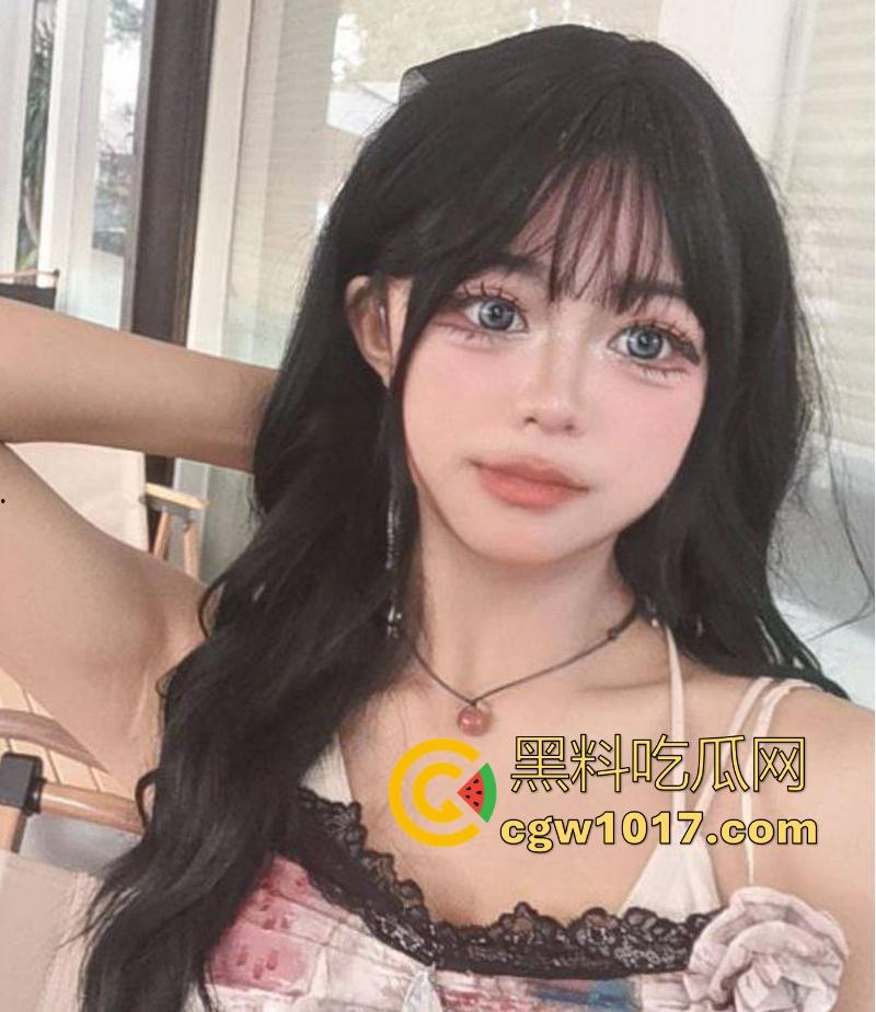 广西职业学院大一学妹【刘语莹】情窦初开性饥渴到发疯,平时就发自慰视频勾引,露脸掰开腿狂抠嫩穴,被无情曝光!