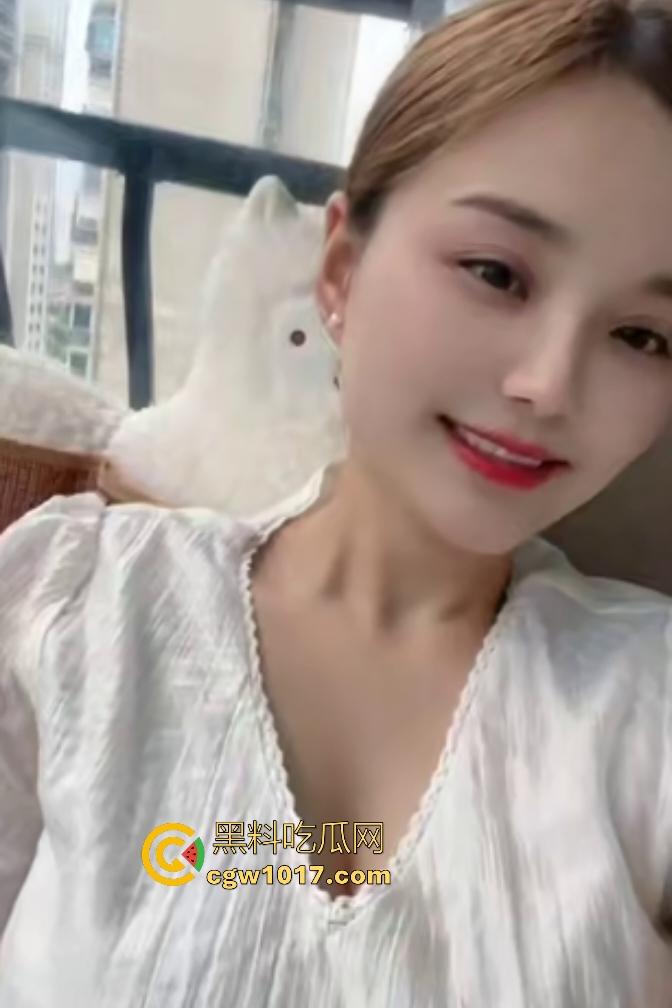 留守巨乳宝妈居家兼职，阳光下肉丝足交假屌，假鸡巴插B不敢全坐下，只因太久没做爱，兄弟们可不能让老婆守活寡啊！