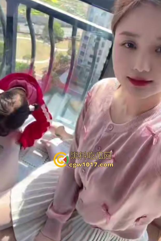 留守巨乳宝妈居家兼职,阳光下肉丝足交假屌,假鸡巴插B不敢全坐下,只因太久没做爱,兄弟们可不能让老婆守活寡啊!