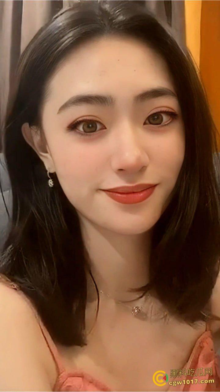 浙江大学大一学妹【冯思颖】，淫荡母狗对大屌爱不释手，被疯狂颜射一脸，蜜桃翘臀被学长后入狂操 ！