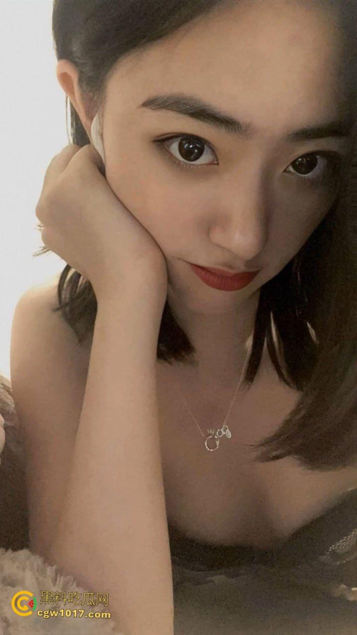 浙江大学大一学妹【冯思颖】，淫荡母狗对大屌爱不释手，被疯狂颜射一脸，蜜桃翘臀被学长后入狂操 ！