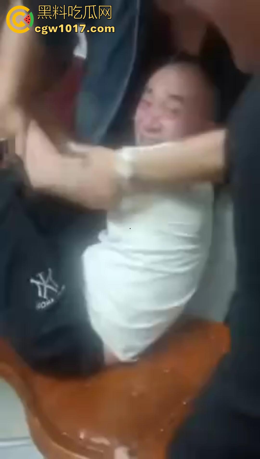 三十如狼四十如虎!一群饥渴熟女当场扒光男人裤子,疯抢着坐上去榨精!