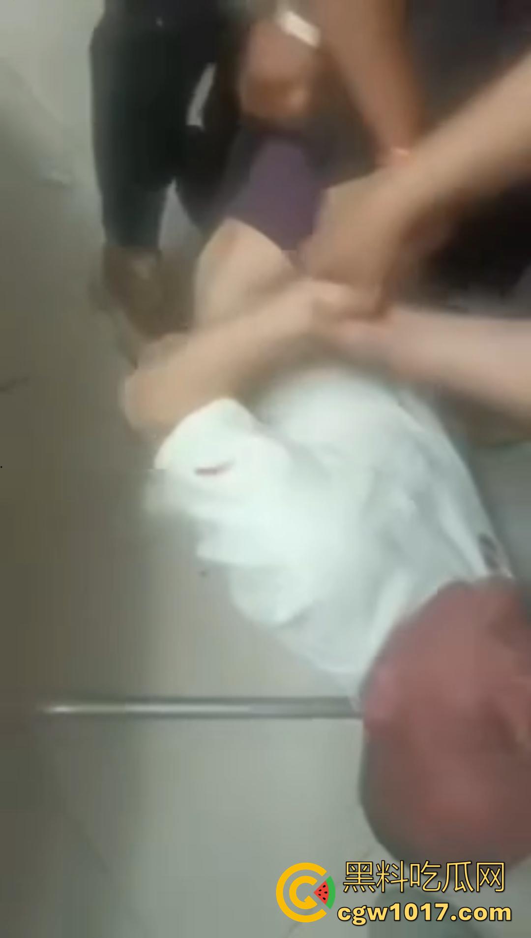 三十如狼四十如虎!一群饥渴熟女当场扒光男人裤子,疯抢着坐上去榨精!