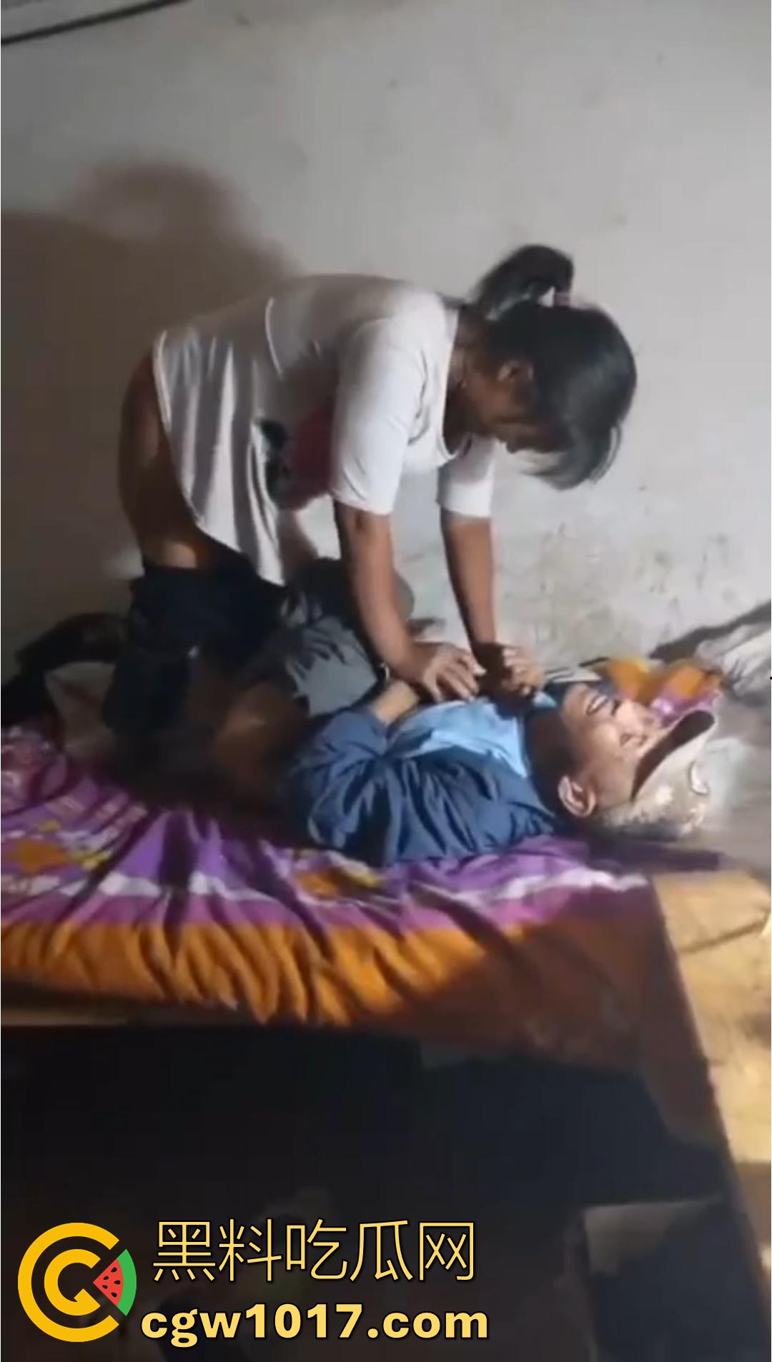 三十如狼四十如虎!一群饥渴熟女当场扒光男人裤子,疯抢着坐上去榨精!