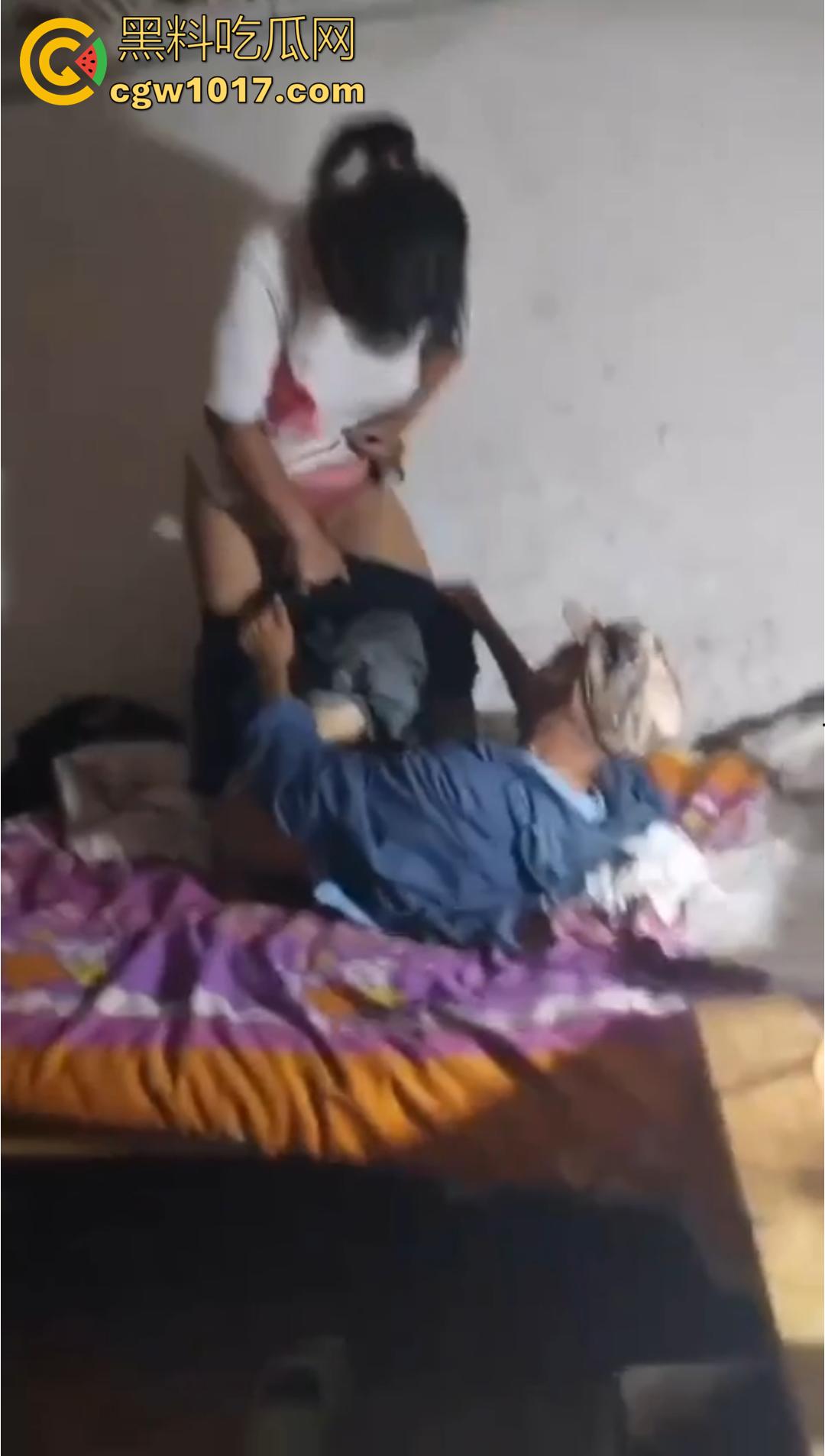 三十如狼四十如虎!一群饥渴熟女当场扒光男人裤子,疯抢着坐上去榨精!