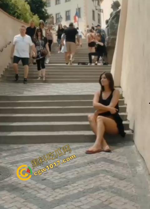 风情万种的裸女胆大妙趣横生,街头裸体拍照潮流大胆,观众无动于衷,自由穿衣的极限诱惑!