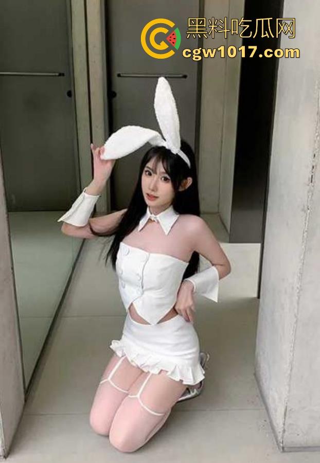 周末大战乖巧妹妹,从足交挑逗、厕所边尿边口,到情趣笔写满淫词,各种调教手段用尽,骚逼被大屌操出满屏雪白淫浆!