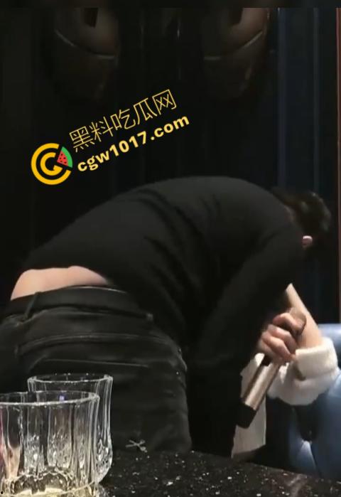 惊艳KTV包厢:狂野友谊,极致滋味!醉美妹子边唱边被无套爆操,男闺蜜疯狂掀起春潮,内射狂欢!