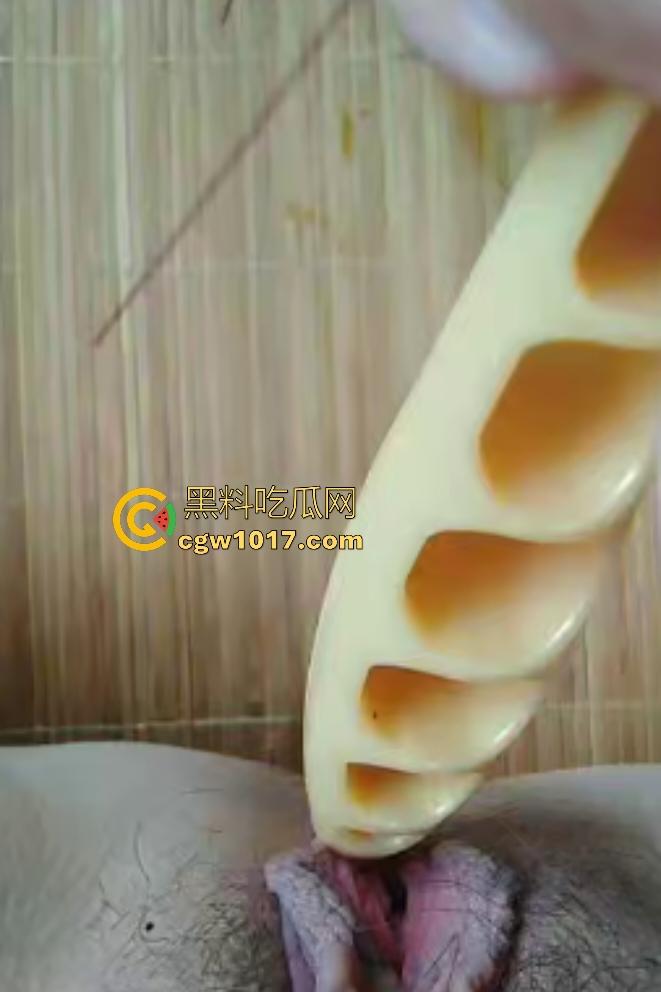 老阿姨偷听儿子操女友逼翻云覆雨,自己也发骚,用刷子头猛插老逼,用带毛的那头不是更爽吗!