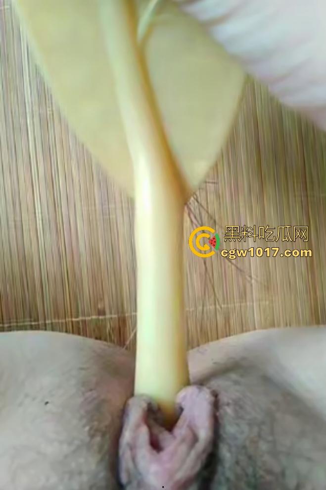 老阿姨偷听儿子操女友逼翻云覆雨,自己也发骚,用刷子头猛插老逼,用带毛的那头不是更爽吗!