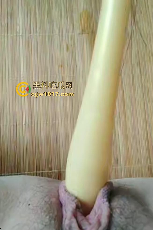 老阿姨偷听儿子操女友逼翻云覆雨,自己也发骚,用刷子头猛插老逼,用带毛的那头不是更爽吗!