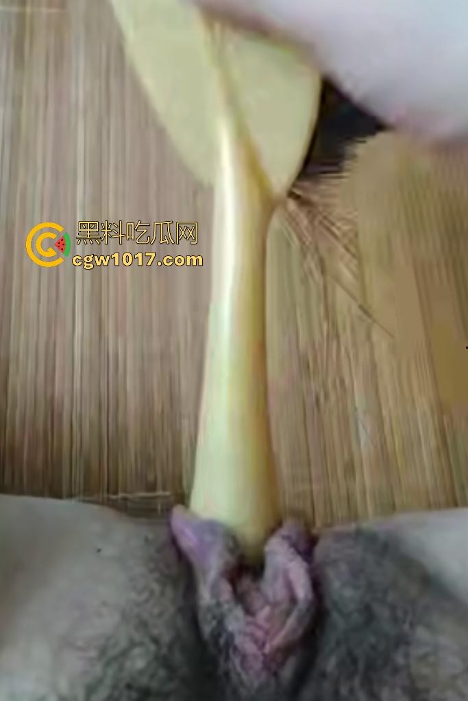 老阿姨偷听儿子操女友逼翻云覆雨,自己也发骚,用刷子头猛插老逼,用带毛的那头不是更爽吗!