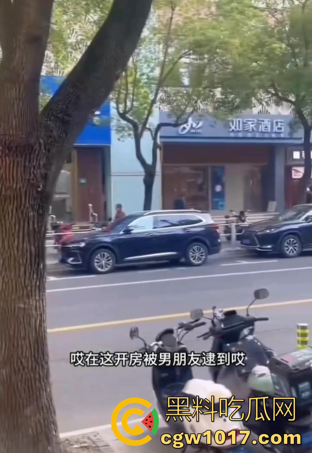 大型捉奸现场视频曝光 女友谎称跟朋友吃饭 实则出去酒店开房上钟 男友捉奸当场报警有人卖淫大义灭亲!