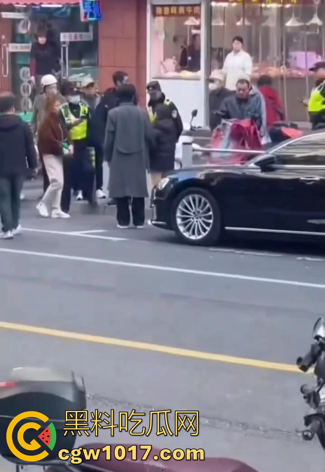 大型捉奸现场视频曝光 女友谎称跟朋友吃饭 实则出去酒店开房上钟 男友捉奸当场报警有人卖淫大义灭亲!