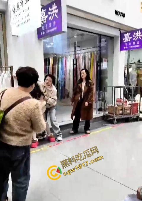 绍兴柯桥轻纺城上演“全武行”, 闺蜜盟友助力,原配怒火中烧,小三惊叫求饶,众人围观,这出闹剧谁是谁非!