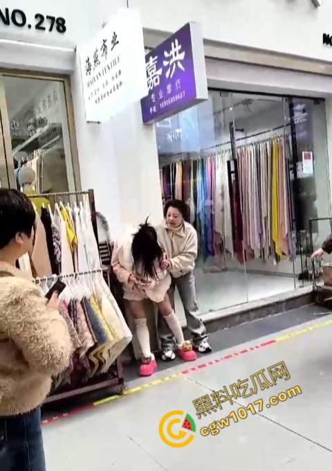 绍兴柯桥轻纺城上演“全武行”, 闺蜜盟友助力,原配怒火中烧,小三惊叫求饶,众人围观,这出闹剧谁是谁非!