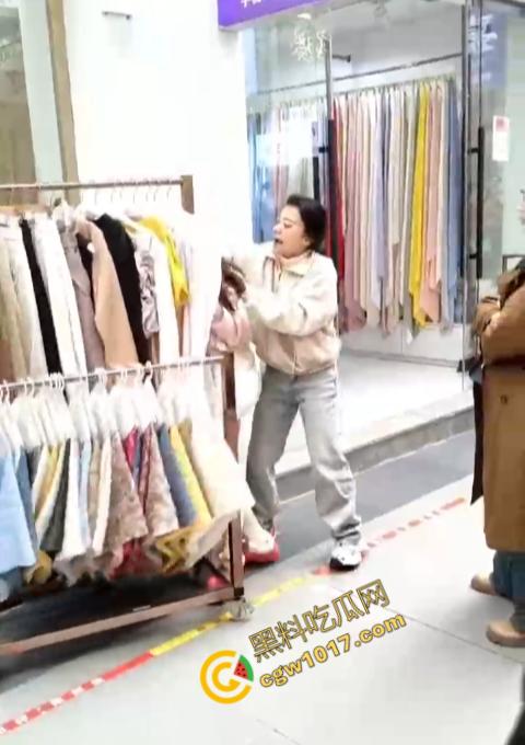 绍兴柯桥轻纺城上演“全武行”, 闺蜜盟友助力,原配怒火中烧,小三惊叫求饶,众人围观,这出闹剧谁是谁非!