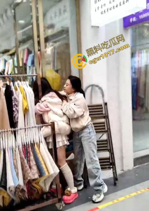 绍兴柯桥轻纺城上演“全武行”, 闺蜜盟友助力,原配怒火中烧,小三惊叫求饶,众人围观,这出闹剧谁是谁非!